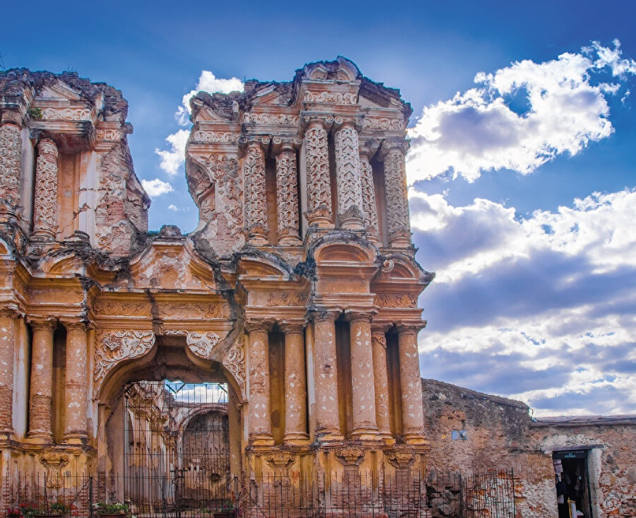 Antigua'da, yerli halk MÖ 2400 yıllarında buraya yerleşmişlerdi.