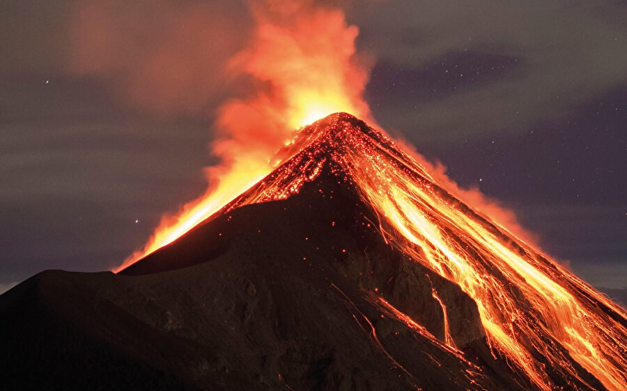 Volcan da Fuego, halen aktif olarak lav püskürten stratovolkan tipi bir yanardağdır. 