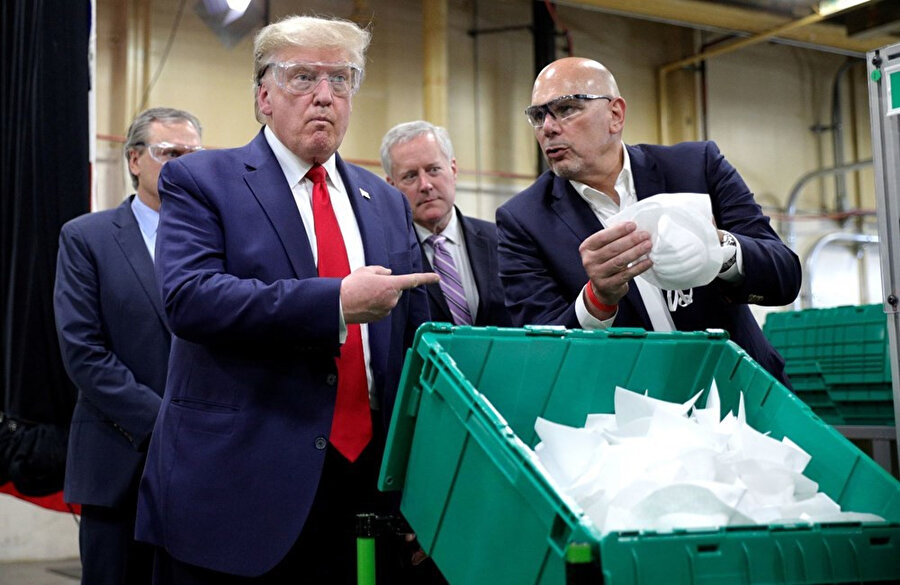 Trump'ın maske üretim tesisini ziyareti sırasında maske takmadığı gözlük taktığı görüldü