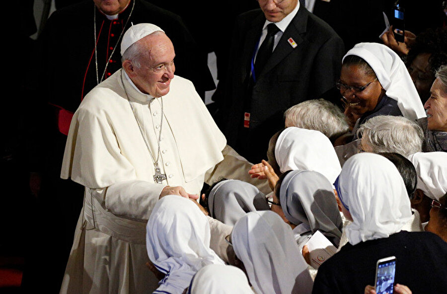  Papa Francis, Fas, Rabat’taki katedralde rahibeleri selamlıyor. 