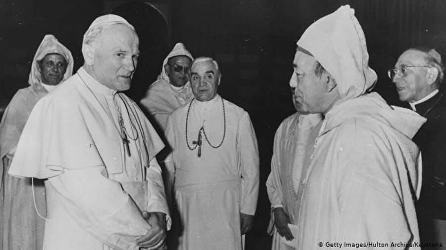  Kral II. Hasan’ın 1980 yılında gerçekleştirdiği Vatikan ziyareti sırasında Papa II. John Paul ile yaptığı resmî görüşme.