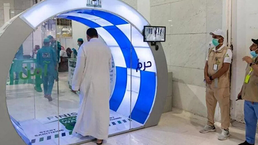 Kabe ve Mescid-i Nebevi'nin girişine sterilize kapılar yerleştirildi