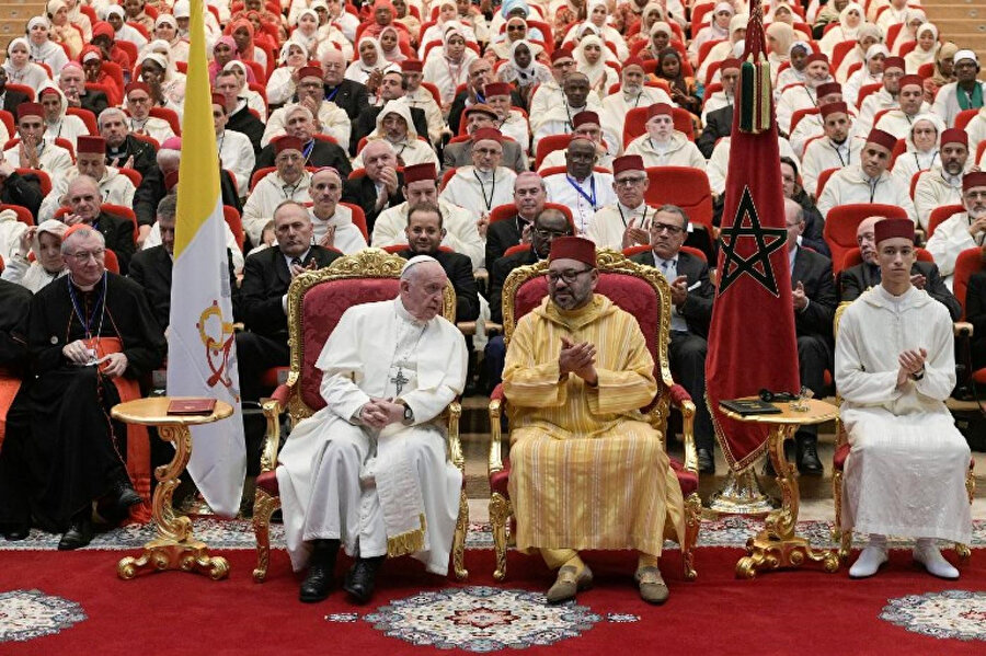 VI. Muhammed ve Papa Francis’in Fas Dinî İşler Başkanlığı’na bağlı olarak kurulan İmam ve İmame Yetiştirme Enstitüsü’nü ziyareti.