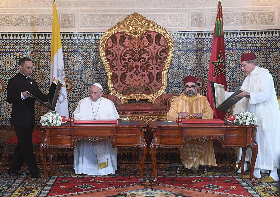 2019'daki Fas ziyareti sırasında Papa Francis ve Fas Kralı Altıncı Muhammed, Rabat'taki Kraliyet sarayında imza töreninde.