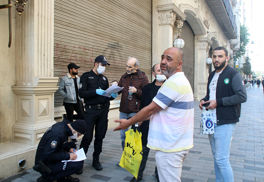 İstiklal Caddesi'nde maskesiz dolaşan 8 kişi, polis tarafından durdurularak haklarında cezai işlem uygulandı