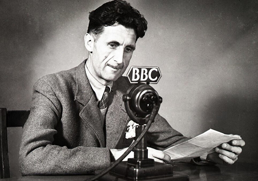 II. Dünya Savaşı yıllarında BBC’de çalışan Orwell’ın, o günlerde işe gidip geldiği Senato Evi’nde yaşananlardan çok etkilendiğini anlatıyor.