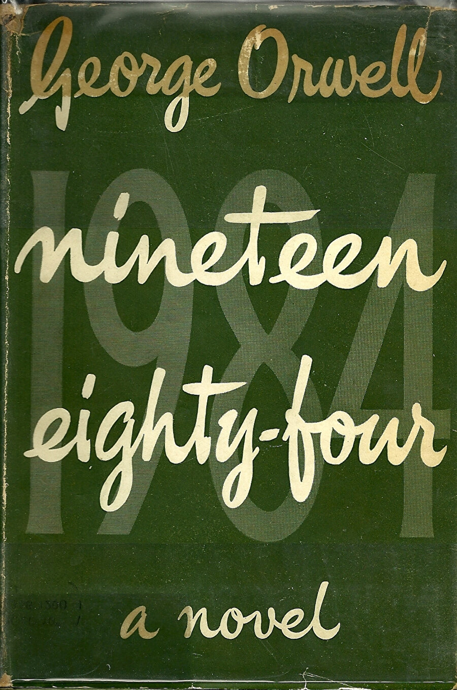 Orwell’ın da romanında aslında kendi distopyasıyla yüzleştiğini, Anthony Burgess 1985 kitabında anlatır. Burgess, 1984’ün sadece dönemin totaliter rejimlerini eleştirmediğini, asıl ve büyük eleştirinin İngiltere’ye olduğunu söylüyor.