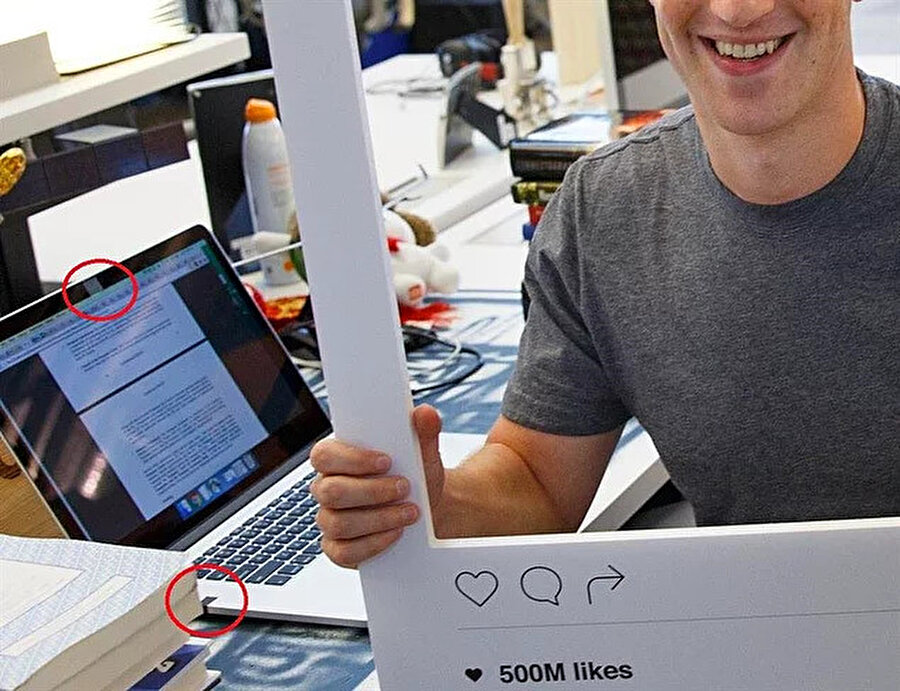 Ofisinden paylaştığı fotoğrafta Zuckerberg’in bilgisayar kamerasının bantlı olduğunu görüyoruz. Bu da bize kabul etmese de Büyük Birader’in kendisini seyretmesinden rahatsız olduğunu düşündürüyor. 