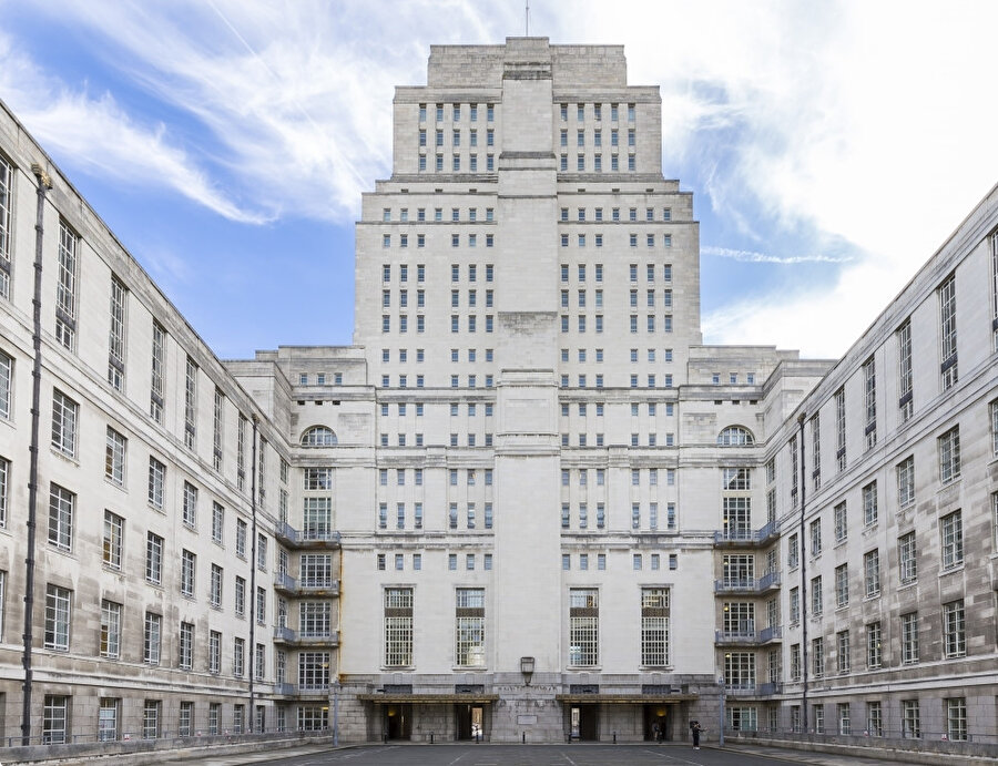 Beveridge’in “daha önceki nesillerce inşa edilemeyen ve sadece Londra’da bulunabilecek bir ev” olarak tanımladığı yapı, Senato Evi ismiyle anılır. Dünyanın en iyilerinden biri olan üniversite kütüphanesi ise 1937 yılında tamamlanır. 