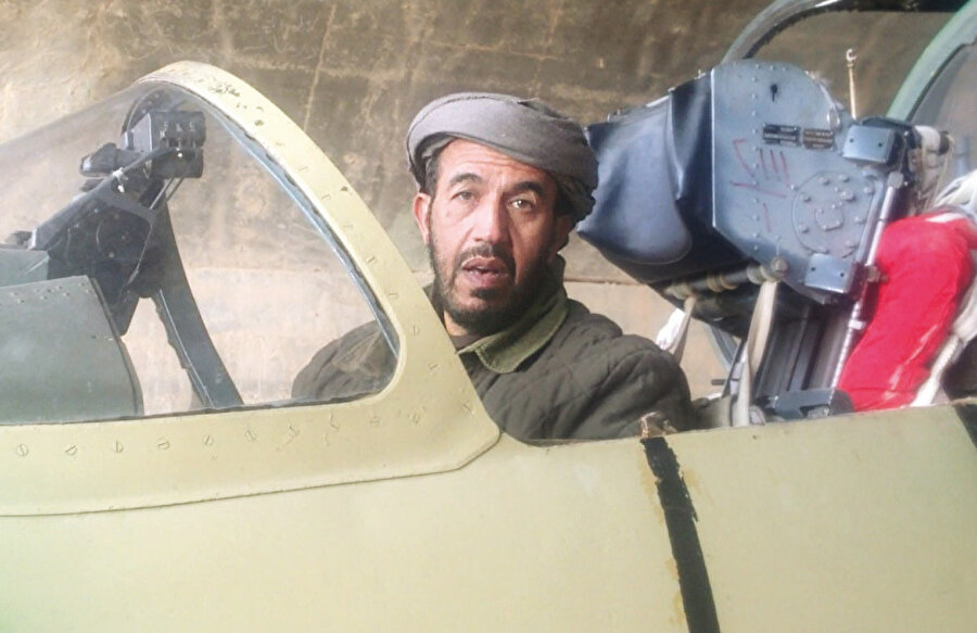 Albay Muhammed ele geçirdiği Esed rejimine ait bir uçağın içinde.