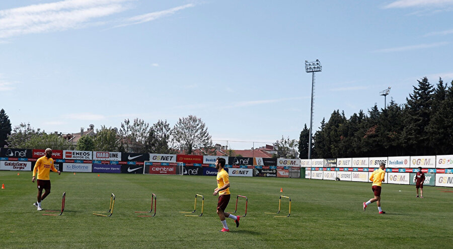 Galatasaray Futbol Takımı, koronavirüs sürecinde Florya Metin Oktay Tesisleri’ndeki antrenmanlarına sosyal mesafe ve hijyen kurallarına uygun olarak devam ediyor.