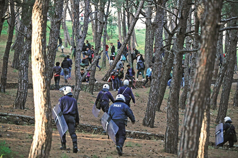 Burada bizim can güvenliğimiz olsa da göçmenlere yapılan müdahale çok sert.