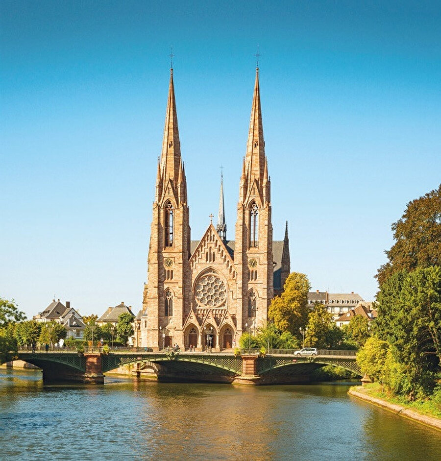 Strazburg Katedrali, 1874 yılına kadar, 227 yıl boyunca dünyanın en yüksek yapısı olarak biliniyor. Hala ortaçağ döneminde inşa edilmiş olan ve hayatta kalmış en yüksek yapıdır.