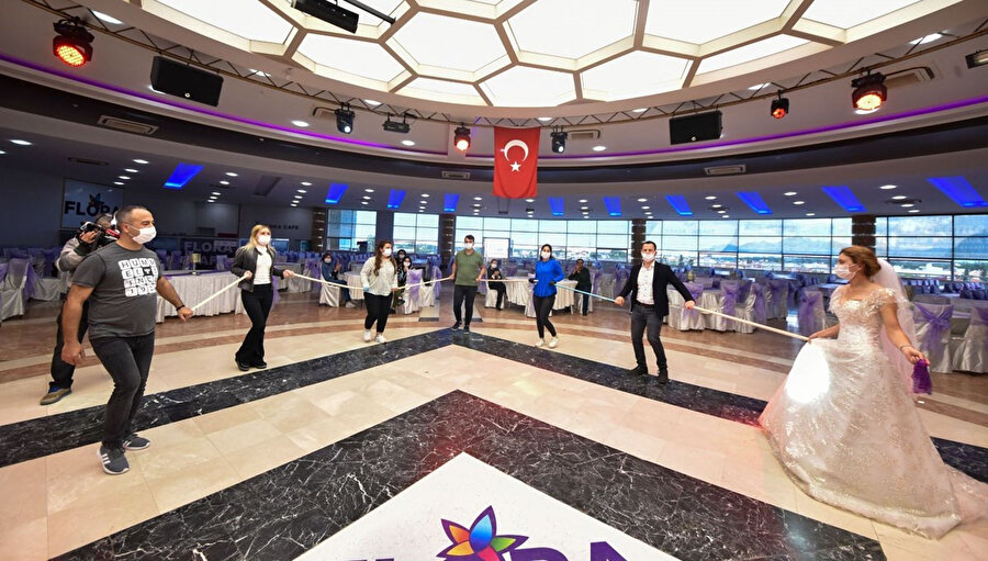 Halaylar 1,5 metrelik sosyal mesafe çubuğuyla çekilecek -DHA