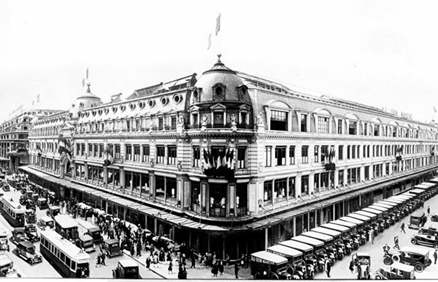 1852 yılında açılan Paris’in ilk departman mağazası,Le Bon Marche. Aşağıdaki fotoğrafta da görüldüğü gibi hâlâ alışveriş merkezi olarak kullanılıyor.