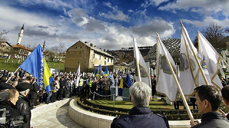 Bosna Hersek parlamentosu 1992 Ocak sonunda toplanarak, bağımsızlık ilânını referanduma sunma kararı aldı.