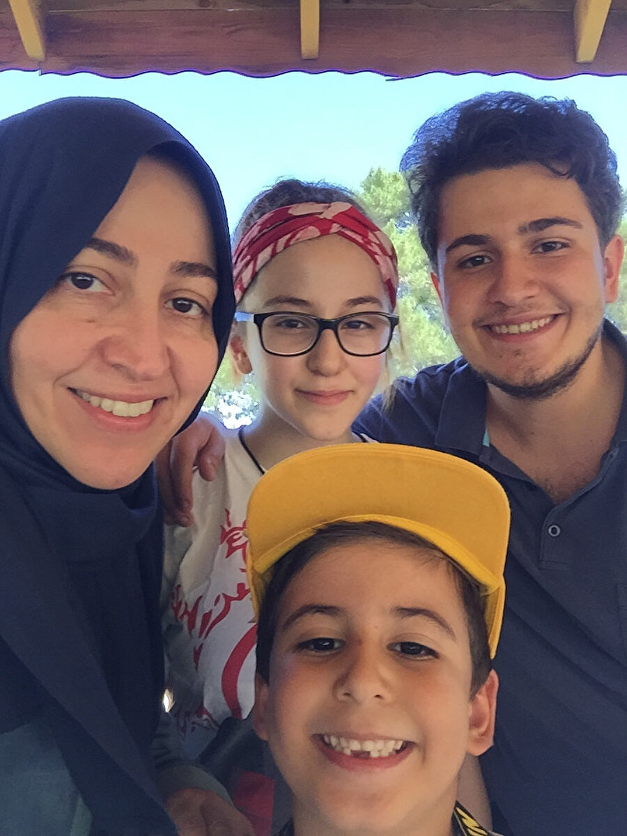 Öncelik her zaman çocuklarımın” diyor beynim. 22 yıldır anne olmanın dayattığı bir düşünce bu.