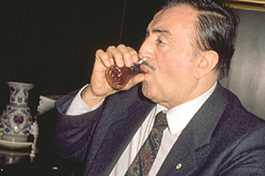 Cahit Aral: “Özal bana ‘iç de millet rahatlasın’ dedi, ben de içtim”