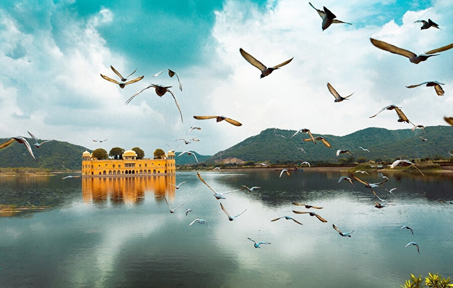 Su sarayı olarak da bilinen Jal Mahal, Hindistan'ın Rajasthan eyaletinin başkenti Jaipur şehrinde Man Sagar Gölü'nün ortasında bir saraydır.