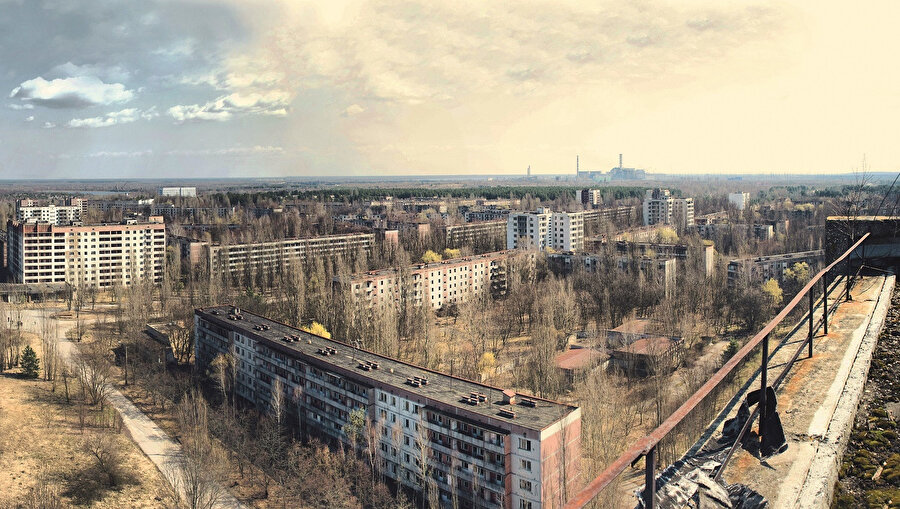 Çernobil kazasının kaç kişinin hayatına mâl olduğu oldukça tartışılan bir konu. Zira Çernobil’in etkileri günümüzde de devam ediyor. Yangını söndürmeye çalışan itfaiyecilerin sayısı 30 civarında olması kimseyi aldatmasın. Kaza sonrası yayılan radyasyon nedeniyle ölenleri ayrı ayrı değerlendirmek gerektiğini söylüyor uzmanlar. 