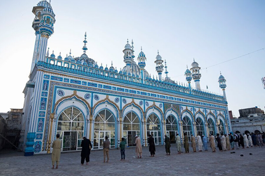 Camiler safların sıklaştırılmaması kaydıyla ibadete açılıyor