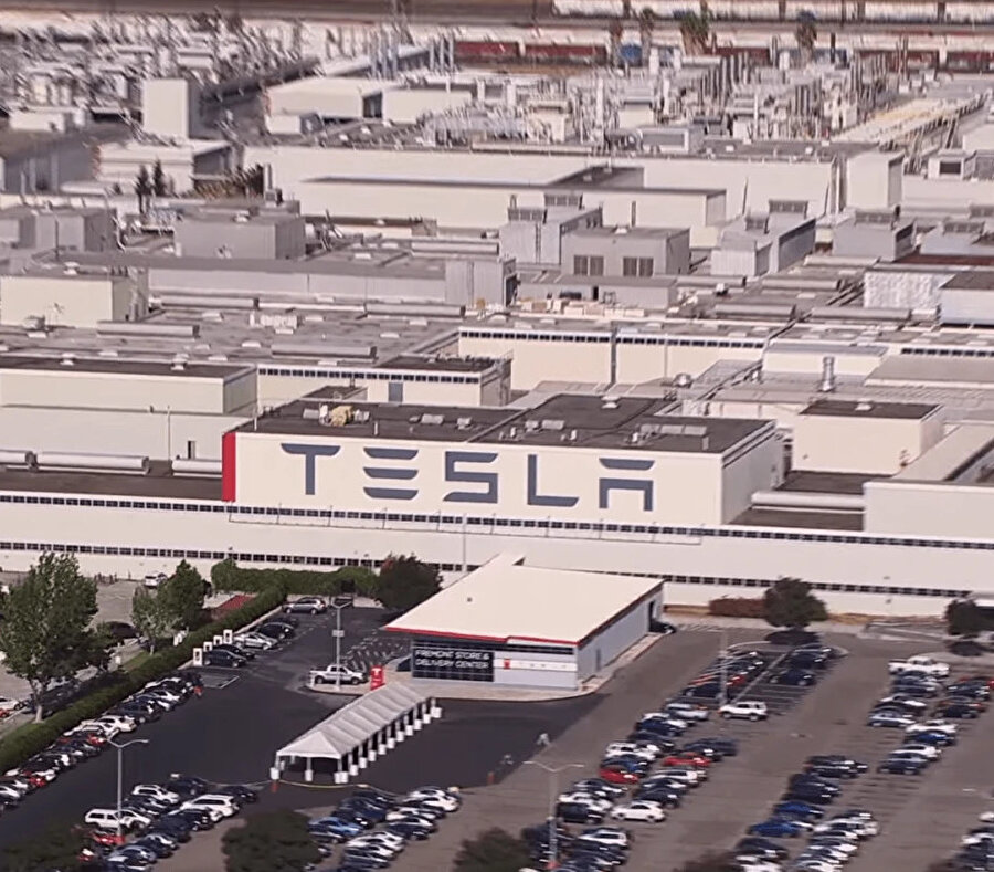 Tesla fabrikasının açılmasıyla birlikte sosyal mesafe ya da diğer kuralların nasıl uygulandığı ise şimdilik bilinmiyor. 