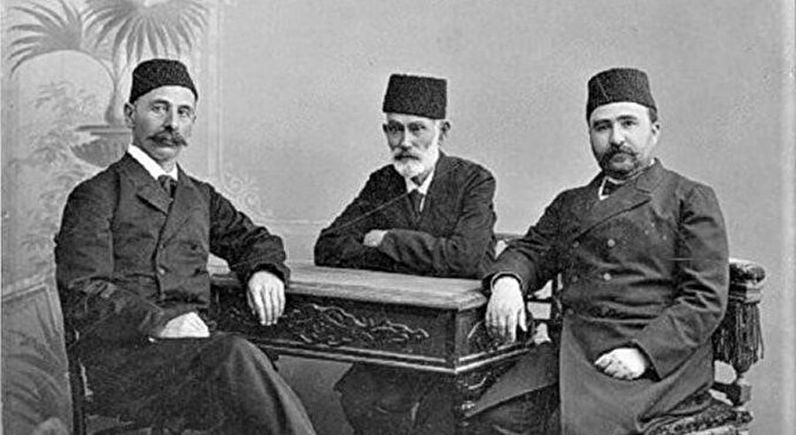 Siyasete atıldı ve 1878’de Bahçesaray belediye başkanı seçildi.