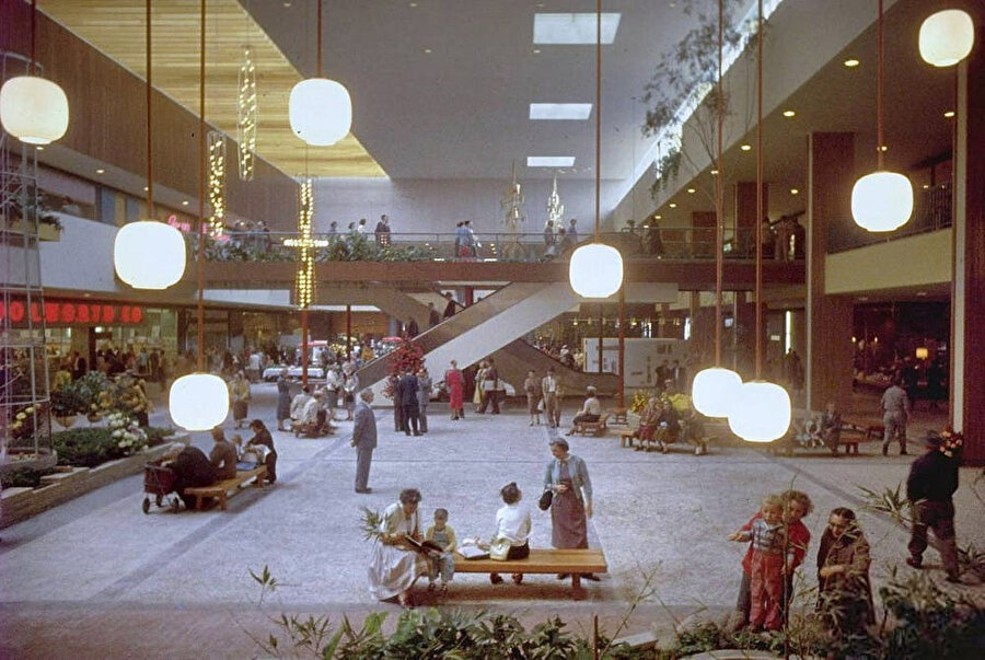 Victor Gruen’in tasarladığı Southdale Center’dan bir iç mekân görünümü. 1956, Life Magazine.