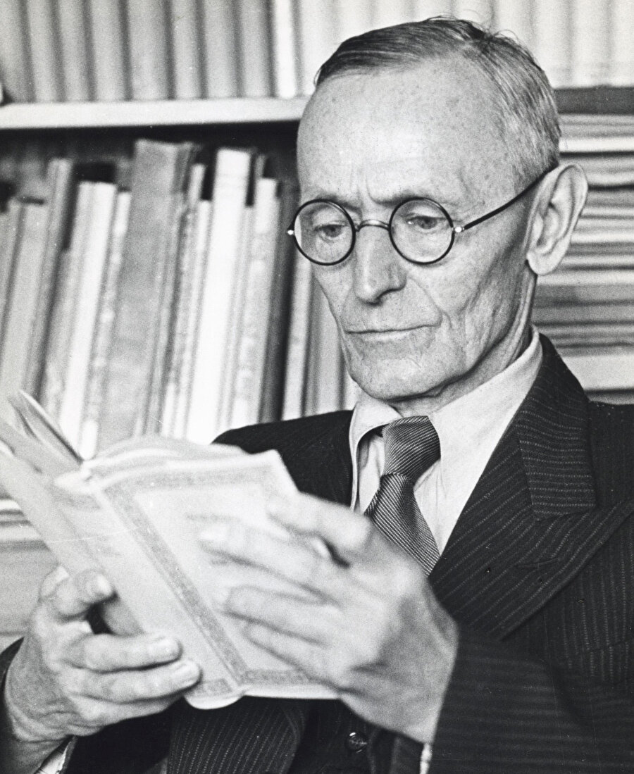 En çok sevdiği, kitaplarına başvurduğu romancı ise, Herman Hesse’dir. Özgürlüğe Kaçışım boyunca Hesse’nin Boncuk Oyunu’yla karşılaşırız. Hesse’nin konuları da İzzetbegoviç’e cazip gelir. 