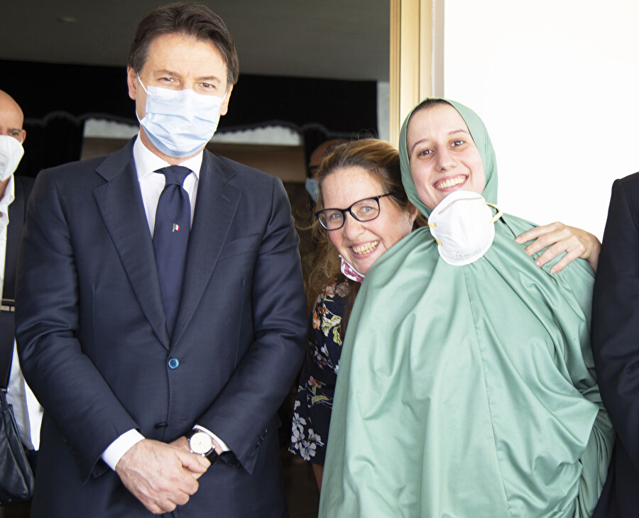 Milli İstihbarat Teşkilatı Başkanlığı (MİT), Kenya’da kaçırılıp Somali’ye götürülen İtalyan vatandaşı Silvia Costanza Romano (sağ 3), koordineli çalışmalar sonucu sağ olarak kurtardı. Romano’yu, İtalya Başbakanı Giuseppe Conte karşıladı