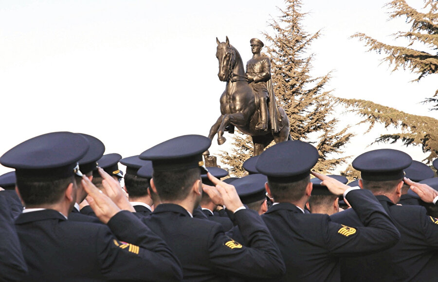 ‘Resmî tören’ler, -özellikle de otoriter rejimler- iktidarın biçimlendirilmesinde uygulanan geleneksel ayinlerin yeni bir şekle sokularak devam ettirilmesidir. Resmi merasimler, siyasî iktidarların kurulma ve zeminini güçlendirme sürecinde önemli bir rol oynar.