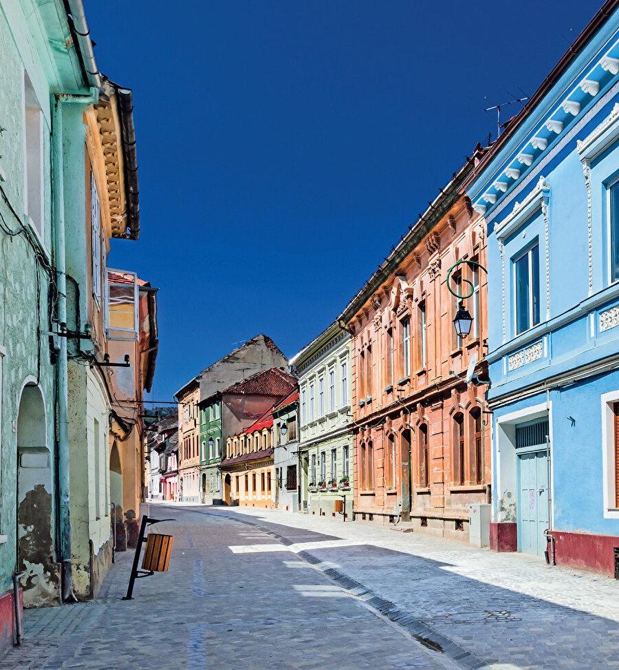 Postavaru renkli evleriyle Ortaçağ’ı yansıtan güzel bir sokağı.