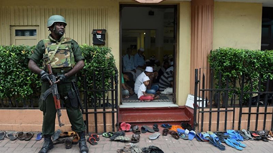 Mslümanları hedef alan şiddet olaylarının tırmanışa geçtiği 2018'de başkent Kolomba'da bir caminin önünde nöbet tutan Sri Lanka askeri.