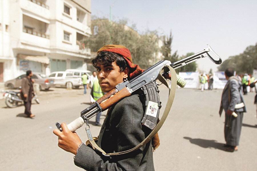  Yemen hiçbir zaman birlik olamadı. Güney ilk günden itibaren hep pişman gibi davrandı. Kuzey de onu anlamak ve gönlünü kazanmak yerine hâkimiyet sahasını genişletip bölgeyi zapt etmek istedi. Tek devlet içinde iki başlı bu yapı çok sürmedi ve 1993 seçimlerinde kuzeyli partilerin güneyde de başarı göstermesi güneyli grupları birleşmeden çekildiklerini açıklamaya itti.  Ordu zaten birbirine diş bileyen subaylarla doluydu, böyle bir çatışmayı beklercesine silaha davrandılar. 
