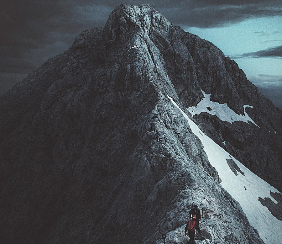 Sanat sahası da aslen tıpkı bilim ve felsefe sahaları gibi katiyen gökten zembille zirvesine konma teşebbüsüne fırsat vermez. Veya paraşütle.