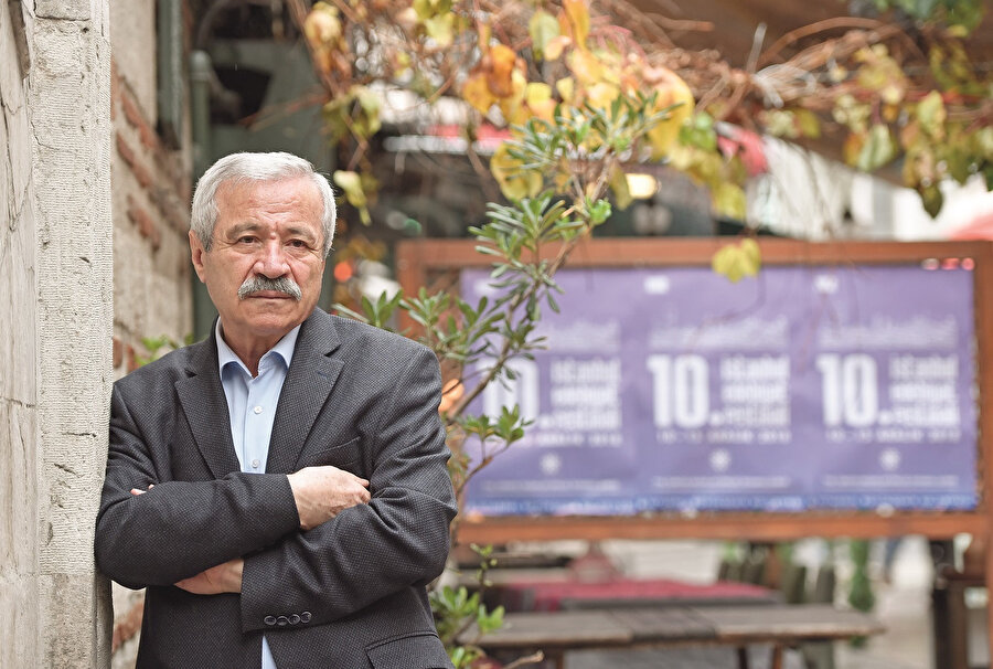 Her fırsatta muhalefet iddiasıyla sağa sola saldıranlar, halkın sağlığı söz konusu olduğu hâlde seslerini çıkarmak bir yana, teşvikçi rolü oynamışlardır. Eğer ana veya yavru muhalefet partilerinden biri “Mesele ciddi, korana kıranı ortalığı kasıp kavuruyor, halkımızın sağlığı her şeyden önemli, bu sene 23 Nisan törenleri yapılmasın” diyebilseydi, bu akla ziyan, ilme ve tıbba mugayir fiil icra edilmezdi.