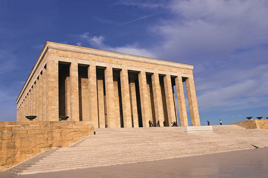 Anıtkabir bir ölümsüz için yapılmıştır. Kabrin adına inşa edildiği şahsın sağlığındaki gücünü ve otoritesini öldükten sonra da devam ettirdiği her şekilde gösterilmek istenmiştir.