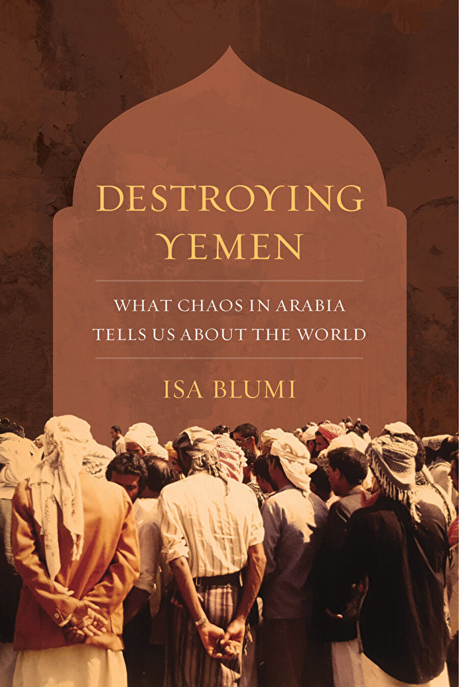 Mart 2015’ten beri, Suudi önderliğindeki bir güç olan -Britanya ve Birleşik Devletler tarafından desteklenen- uluslararası bir güçler koalisyonu, Yemen’de yıkıcı bir savaş başlattı. Dünya medyası tarafından büyük ölçüde göz ardı edilen, sonuçta ortaya çıkan insani felaket ve tam ölçekli kıtlık milyonları tehdit ediyor. Yemen’i Yok Etmek, Yemen’in Soğuk Savaş’tan bu yana büyük güçlerle olan ilişkisi aydınlatarak, bu savaşın ulusötesi kökenlerine dair ilk derin tarihsel hesaplarını sunuyor. Bu kitap, günümüz küresel kapitalizminin, kalkınmanın ve teröre karşı savaşın Arap dünyasındaki büyük hikâyesini anlatıyor. Yemen’in yakın geçmişine dair Blumi’nin analizi, Yemen’in tarihi boyunca kontrolünü çeşitli dönemlerde kontrol altına almaya çalışmış olan dış güçlerin etkisiyle Yemen’de neler olduğuna dair derinlemesine düşünülmüş ve derinlemesine bir analiz sağlıyor. Kitap, Birleşik Devletler ve İngiltere gibi Batılı güçlerin Orta Doğu’daki olayları etkilemek için hiç bitmeyecek görünen girişimlerine eleştirel bir bakış atıyor. 