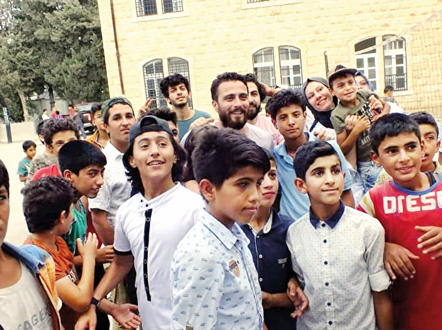 Gençler hayati tehlikeleri göz önüne alarak, hiç kimsenin dokunmadığı o çocuklara güzel bir hatıra bırakabilmek, dilini bilmese bile onlarla sadece oyun oynayabilmekten büyük keyif alıyorlar. Kilometrelerce yolu aşıp gelerek Ramazan, sıcak demeden türlü şartlara rağmen o gençlerin içindeki bu heyecanı gözlemlemekten büyük keyif.