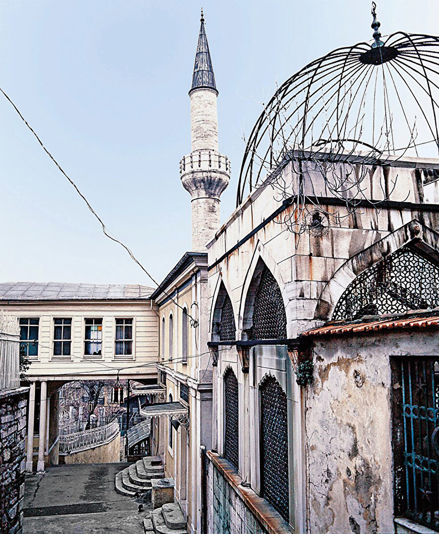 Bütün dinî musikilerde olduğu gibi temcid de İstanbul’da daha saltanatlı okunurken taşrada görece basit usullerle icra edilmiştir. 