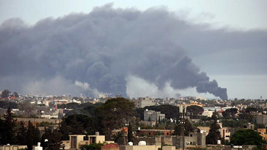 Darbeci milis lideri Hafter'e bağlı güçlerinin saldırıları sonrası başkent Trablus'un üzerinde dumanlar yükseliyor.