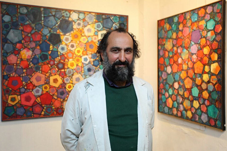İlhami Atalay’la kendisini sanata götüren yolları, sanatı kaybettiğimiz zamanları, Akademi’deki sanat eğitimi metotlarını, Türk sanatının geçtiği ve geçemediği eşikleri konuştuk.
