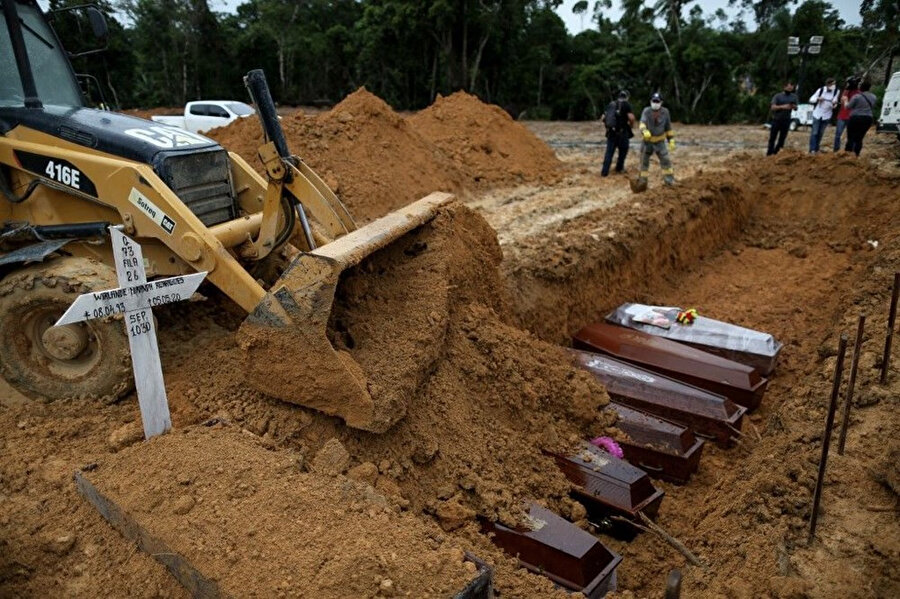 Latin Amerika'da koronavirüsten ölenler için toplu mezarlar kazılıyor
