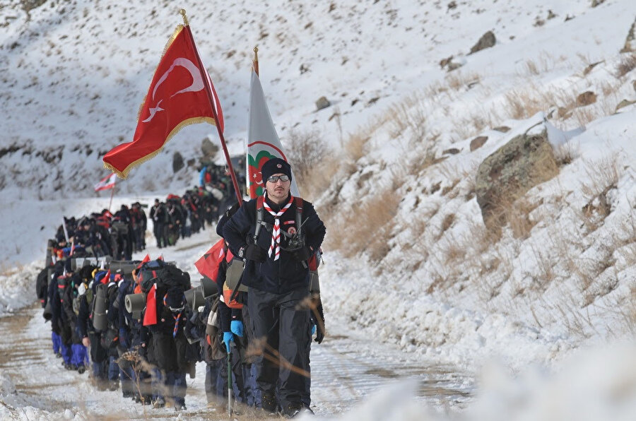 Sonra onların yürüdüğü güzergâhtan zirveye çıkıp, şehitliklerin üzerine çadır kurduk. Bu faaliyette -45 derece soğukta uyunuyor. Sabaha kadar titriyor, her tarafı donuyor, bir de hastalandığını düşünün öyle bir yerde. Ama ertesi sene yine geliyor, sonra yine. (Fotoğraf: Bülent Bay)