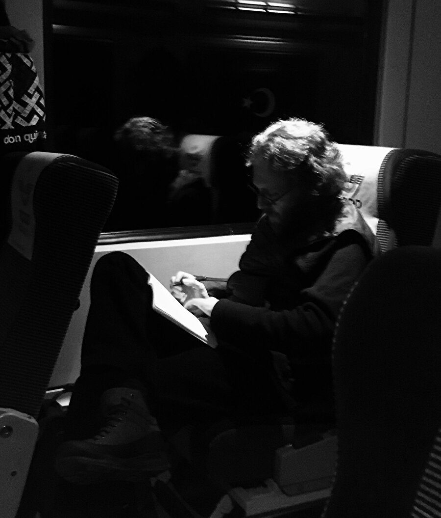 Bir Kış Gecesi Eğer Bir Yolcu romanını sık sık koltuğuma bıraktım trenin yemekli vagonuna giderken(Fotoğraf: Talha Kabukçu)