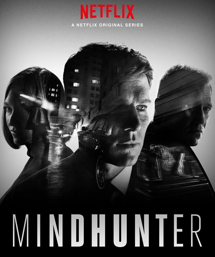 Netflix’in en beğenilen yapımları arasında yer alan David Fincher imzalı Mindhunter, ilk sezonun üzerinden geçen iki yılın ardından ikinci sezonuyla izleyicilerle buluştu. 1970’ler Amerika’sında FBI çalışanı Holden Ford (Jonathan Groff) ve Bill Tench (Holt McCallany)’in, seri katillerin henüz “ardışık katiller” olarak isimlendirildiği yıllarda, bu tarz psikopat katillerin iç dünyalarını ve işledikleri cinayetleri çözümlemek adına özel bir program dâhilinde giriştikleri çabayı odağına alan dizi, ikinci sezonunda da heyecan dozu yüksek bir seyre kapı aralıyor.