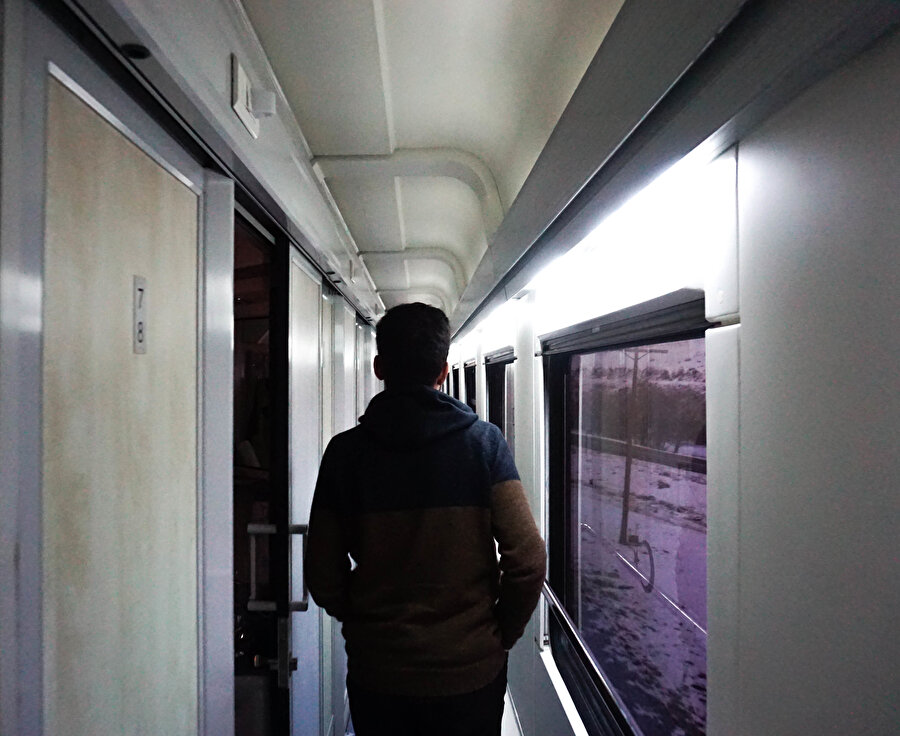 Trenin penceresi bir sinema perdesi gibi; hem dışarda-olan’ı hem içerde-olan’ı seyrediyorum.(Fotoğraf: Talha Kabukçu)
