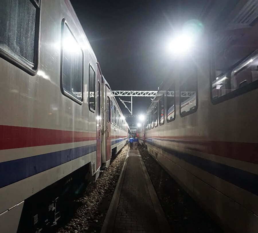 “Bir zamanlar ben de trendim.” Sesimin asasıyla karları yaran bir tren.(Fotoğraf:Talha Kabukçu)