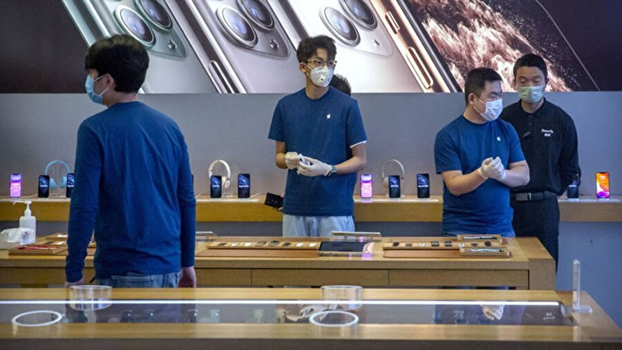 Apple, bazı bölgelerde mağazalarının açılışlarını başlattı. Ancak girişte maske takılması ve ateş ölçümü yaptırılması zorunlu.