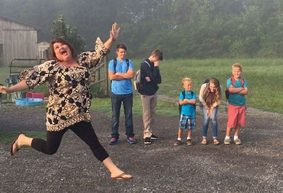 Çocukları okula gönderirken sevinçlerini gizleyemeyen anneler 💃